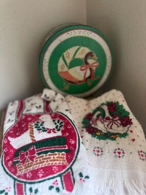 Holiday goose Decorative Kitchen Towel Set with Green Festive Tin